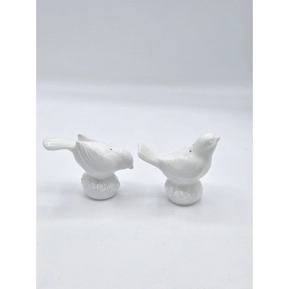 Ceramic Birds Salt and Pepper Shakers On Base With Ball & Roses‎ Ribbon, White
